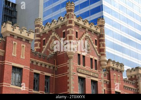 988 Torre centrale con torrette angolari dell'ex Salvation Army Training College sulla Victoria Parade. Melbourne-Australia. Foto Stock