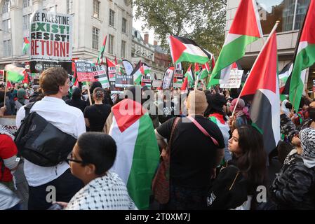 Londra, Regno Unito, 9 ottobre 2023. Mentre la terribile situazione continua in Medio Oriente, 1000 sostenitori pro-palestinesi si sono riuniti fuori dall'ambasciata israeliana a High Street Kensington. Le bandiere sono state sventolate e sono state fatte richieste per la libertà per la Palestina,. Credito : Monica Wells/Alamy Live News Foto Stock