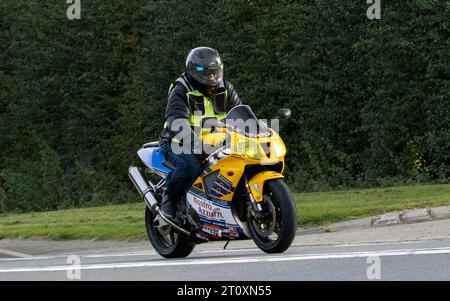 Bicester, Oxon., UK - 8 ottobre 2023: 2002 moto HONDA VTR1000 SP su una strada di campagna inglese. Foto Stock