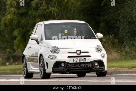 Bicester, Oxon., UK - 8 ottobre 2023: 2017 auto d'epoca bianca Abarth 595 che guida su una strada di campagna inglese. Foto Stock