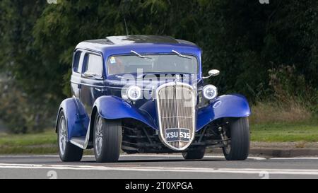 Bicester, Oxon., UK - 8 ottobre 2023: 1937 auto d'epoca Ford che guida su una strada di campagna inglese. Foto Stock