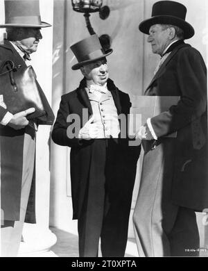 Il regista ALFRED HITCHCOCK in costume per la sua apparizione cameo come dandy australiano in UNDER CAPRICORN 1949 Costume Design ROGER FURSE Transatlantic / Warner Brothers Foto Stock
