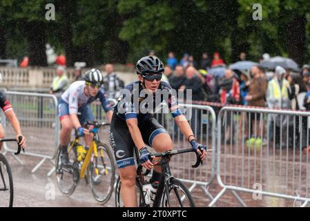 Simona Frapporti del team Hitec Products che gareggia nella RideLondon Classique UCI World Tour gara di ciclismo professionistico femminile a Westminster, Londra, Regno Unito Foto Stock