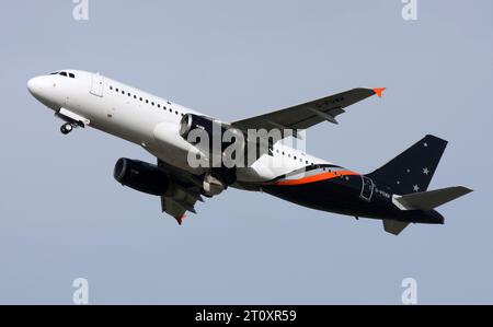 Un Airbus A320 della Titan Airways parte dall'aeroporto di Gatwick Foto Stock