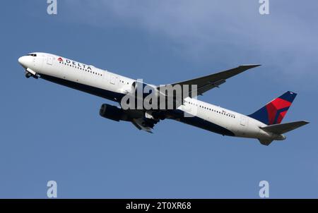 Un Boeing 767-400 della Delta Air Lines parte dall'aeroporto di Gatwick Foto Stock