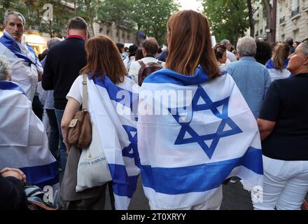 Parigi, Francia. 9 ottobre 2023. I manifestanti pro-Israele si riuniscono per una marcia a sostegno dello Stato ebraico a Parigi, lunedì 9 ottobre 2023. La Torre Eiffel è stata illuminata con i colori della bandiera israeliana in seguito al devastante attacco a sorpresa del gruppo islamico di Hamas da Gaza. Foto di Maya Vidon-White/UPI credito: UPI/Alamy Live News Foto Stock