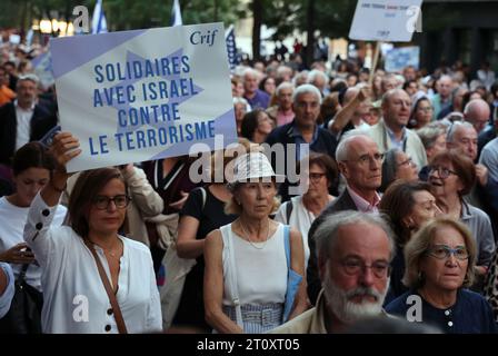 Parigi, Francia. 9 ottobre 2023. I manifestanti pro-Israele si riuniscono per una marcia a sostegno dello Stato ebraico a Parigi, lunedì 9 ottobre 2023. La Torre Eiffel è stata illuminata con i colori della bandiera israeliana in seguito al devastante attacco a sorpresa del gruppo islamico di Hamas da Gaza. Foto di Maya Vidon-White/UPI credito: UPI/Alamy Live News Foto Stock