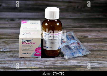 Cairo, Egitto, 1 ottobre 2023: Curam 457 mg per 5 ml (amossilina 400 mg e clavulanato di potassio 57 mg per 5 ml), comb. di antibiotici ad ampio spettro Foto Stock