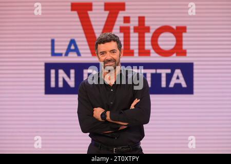 Roma, Italia. 9 ottobre 2023. Alberto Matano partecipa al programma televisivo Rai la vita in diretta puntata del 9 ottobre 2023 presso gli studi Raffella Carrà. Credito: SOPA Images Limited/Alamy Live News Foto Stock