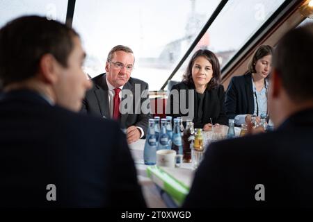 Deutsch-Franzoesische Kabinettsklausur in Hamburg VerteidigungsministerBoris PistoriusSPDBoris Pistorius Verteidigungsminister SPDHamburgBesuchStaatsbesuchKabinettsklausurDeutschlandFrankreich09.10.2023Annalena Baerbock Aussenministerin GrueneAussenministerinAnnalena BaerbockGruene Amburgo ritiro ad Amburgo Ministro della difesa Boris Pistorius SPD Boris Pistorius Ministro della difesa SPD Amburgo visita di Stato Cabinet Retreat Germania Francia 09 10 2023Annalena Baerbock Ministro degli Esteri Verdi Ministro degli Esteri Annalena Baerbock Verdi Amburgo Amburgo Ger Foto Stock