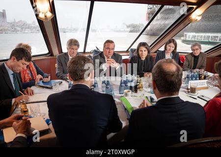 Deutsch-Franzoesische Kabinettsklausur in Hamburg VerteidigungsministerBoris PistoriusSPDBoris Pistorius Verteidigungsminister SPDHamburgBesuchStaatsbesuchKabinettsklausurDeutschlandFrankreich09.10.2023Annalena Baerbock Aussenministerin GrueneAussenministerinAnnalena BaerbockGruene Amburgo ritiro ad Amburgo Ministro della difesa Boris Pistorius SPD Boris Pistorius Ministro della difesa SPD Amburgo visita di Stato Cabinet Retreat Germania Francia 09 10 2023Annalena Baerbock Ministro degli Esteri Verdi Ministro degli Esteri Annalena Baerbock Verdi Amburgo Amburgo Ger Foto Stock