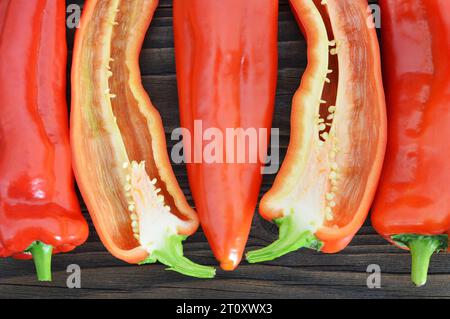 Peperoncino rosso fresco su fondo di legno Foto Stock