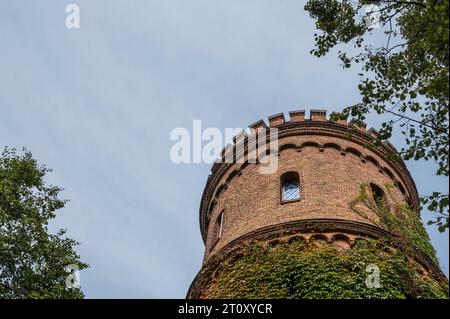 La torre rotonda della casa del re a Lund contro un cielo blu, Lund, Svezia, 17 agosto 2023 Foto Stock