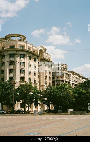 Esplora l'affascinante bellezza di Bucarest attraverso il mio obiettivo. Dall'architettura storica alle vivaci scene di strada. Foto Stock