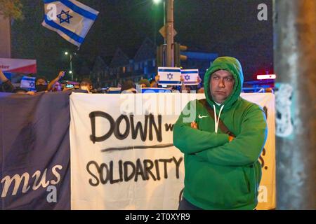 Gegendemo, Solidarität mit Israel, zur Demonstration von Pro-palästinensische Aktivisten in Duisburg-Hochfeld, rund 110 Demonstranten zogen durch den Stadtteil und rechtfertigen den Angriff der Hamas gegen Israel, Duisburg, NRW, Deutschland Pro-palästinensische Demo *** contro-dimostrazione, solidarietà con Israele, alla manifestazione di attivisti pro palestinesi a Duisburg Hochfeld, circa 110 manifestanti si spostarono attraverso il distretto e giustificarono l'attacco di Hamas contro Israele, Duisburg, NRW, demo pro palestinese della Germania Credit: Imago/Alamy Live News Foto Stock