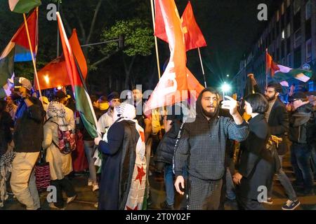 Dimostrazione di Pro-palästinensische Aktivisten a Duisburg-Hochfeld, rund 110 Demonstranten zogen durch den Stadtteil und rechtfertigen den Angriff der Hamas gegen Israel, Duisburg, NRW, Deutschland Pro-palästinensische Demo *** dimostrazione di attivisti pro palestinesi a Duisburg Hochfeld, circa 110 manifestanti hanno marciato attraverso il distretto e giustificano l'attacco di Hamas contro Israele, Duisburg, NRW, Germania Pro Palestina Demo Credit: Imago/Alamy Live News Foto Stock