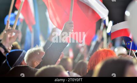 Varsavia, Polonia. 9 ottobre 2023. Sostenitori di Donald Tusk ad una convention elettorale. Foto Stock