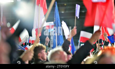 Varsavia, Polonia. 9 ottobre 2023. Sostenitori di Donald Tusk ad una convention elettorale. Foto Stock