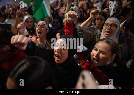 Madrid, Spagna. 9 ottobre 2023. I manifestanti urlano slogan durante una manifestazione a sostegno della Palestina. La comunità palestinese di Madrid si è riunita a Puerta del Sol per manifestare il proprio sostegno al popolo palestinese e per protestare contro gli attacchi israeliani contro la Striscia di Gaza durante il conflitto israelo-palestinese. Crediti: Marcos del Mazo/Alamy Live News Foto Stock