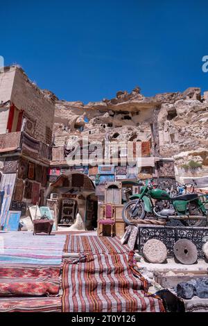 bazar di strada di antiquariato e tappeti di strada in un villaggio in cappadocia, turchia, verticale Foto Stock