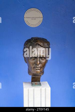 Portmeirion, Gwynedd, Galles, Regno Unito, Busto di Patrick McGoohan Foto Stock