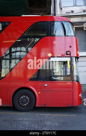 Londra, Regno Unito: 16 settembre 2023: Iconico autobus rosso a due piani New Routemaster, prodotto da Wrightbus in Irlanda del Nord. Questo tipo di autobus si trova a m Foto Stock