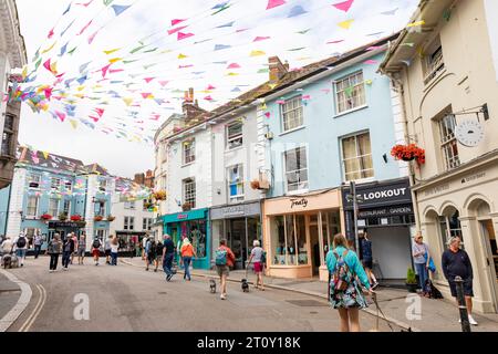 Falmouth, città costiera della Cornovaglia, Inghilterra, un'ampia gamma di negozi e negozi nel centro città con bandiere decorative per bunting, Inghilterra, Regno Unito, 2023 Foto Stock