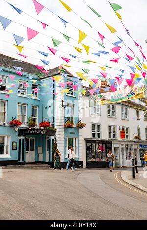 Falmouth, città costiera della Cornovaglia, Inghilterra, un'ampia gamma di negozi e negozi nel centro città con bandiere decorative per bunting, Inghilterra, Regno Unito, 2023 Foto Stock