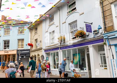 Falmouth, città costiera della Cornovaglia, Inghilterra, un'ampia gamma di negozi e negozi nel centro città con bandiere decorative per bunting, Inghilterra, Regno Unito, 2023 Foto Stock