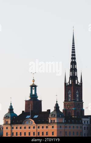 Una vista aerea di un grande edificio al sole con una torre dell'orologio in cima Foto Stock