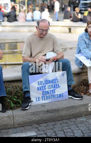 Les parisiens solidaires avec Israël ont marché entre la Place victor Hugo et celle du Trocadéro.De nombreux politiciens se trouvaient dans le cortège Foto Stock