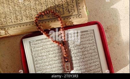 Foto del Corano e perline di preghiera, queste foto sono perfette per quelli di voi che hanno blog o contenuti sull'Islam Foto Stock