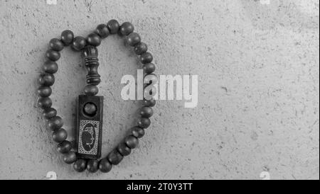 Piccole perle di preghiera su uno sfondo di legno Foto Stock