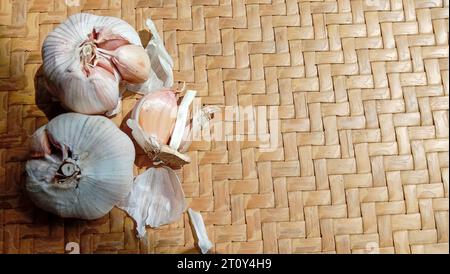 Foto all'aglio su un tema bianco e nero su uno sfondo tradizionale Foto Stock