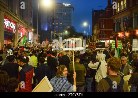 Londra, Regno Unito. 9 ottobre 2023. Migliaia di manifestanti pro-palestinesi si sono riuniti fuori dall'ambasciata israeliana a Kensington mentre scoppia una guerra dopo l'attacco di Hamas contro Israele. Credito: Vuk Valcic/Alamy Live News Foto Stock