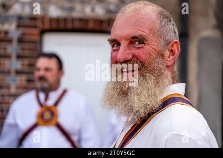 Una Morris Dancer del Brighton Morris Side che beve birra da Un Tankard tradizionale all'evento annuale "Dancing in the Old", Lewes, Sussex, Regno Unito Foto Stock