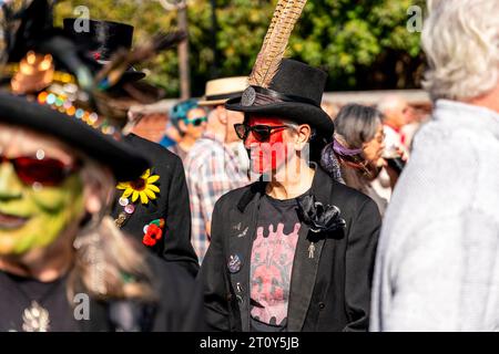 Membri dello Spirimawgus Morris Side all'evento annuale "Dancing in the Old", Harvey's Brewery Yard, Lewes, East Sussex, Regno Unito Foto Stock