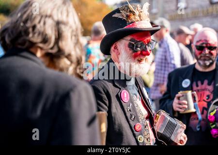 Membri dello Spirimawgus Morris Side all'evento annuale "Dancing in the Old", Harvey's Brewery Yard, Lewes, East Sussex, Regno Unito Foto Stock