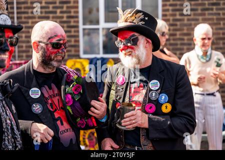 Membri dello Spirimawgus Morris Side all'evento annuale "Dancing in the Old", Harvey's Brewery Yard, Lewes, East Sussex, Regno Unito Foto Stock