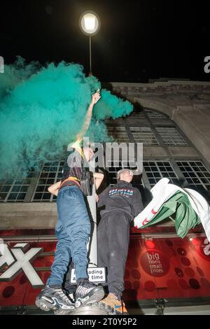 Londra, Regno Unito. 9 ottobre 2023. I giovani palestinesi sono scesi in piazza in gran numero fuori dall'ambasciata israeliana mentre il conflitto tra Hamas e Israele persiste Londra, Regno Unito, 09/10/2023 Ehimetalor Unuabona/Alamy Live News Credit: Ehimetalor Unuabona/Alamy Live News Foto Stock