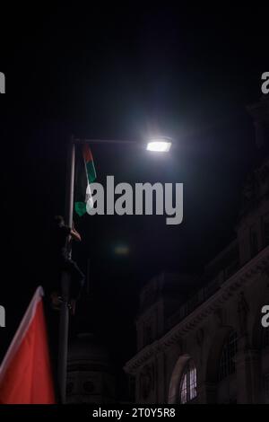 Londra, Regno Unito. 9 ottobre 2023. I giovani palestinesi sono scesi in piazza in gran numero fuori dall'ambasciata israeliana mentre il conflitto tra Hamas e Israele persiste Londra, Regno Unito, 09/10/2023 Ehimetalor Unuabona/Alamy Live News Credit: Ehimetalor Unuabona/Alamy Live News Foto Stock