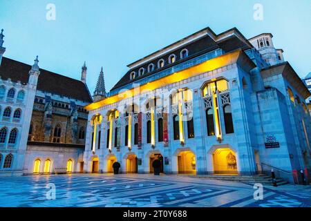 Esterno della Guildhall Art Gallery di notte, Londra, Inghilterra Foto Stock