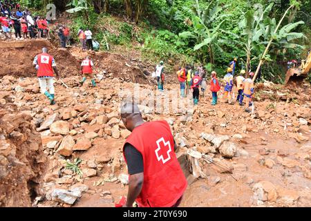 Yaounde, Camerun. 9 ottobre 2023. Il personale della Croce Rossa e della protezione civile lavora nel sito delle frane a Yaounde, Camerun, il 9 ottobre 2023. I soccorritori hanno estratto altri tre corpi più tardi lunedì dopo frane a Yaounde hanno sepolto case ed edifici domenica, portando il bilancio delle vittime del disastro a 30, hanno detto i funzionari. Crediti: Kepseu/Xinhua/Alamy Live News Foto Stock