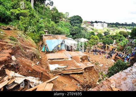 Yaounde. 9 ottobre 2023. La foto scattata il 9 ottobre 2023 mostra il sito delle frane a Yaounde, in Camerun. I soccorritori hanno estratto altri tre corpi più tardi lunedì dopo frane a Yaounde hanno sepolto case ed edifici domenica, portando il bilancio delle vittime del disastro a 30, hanno detto i funzionari. Crediti: Kepseu/Xinhua/Alamy Live News Foto Stock