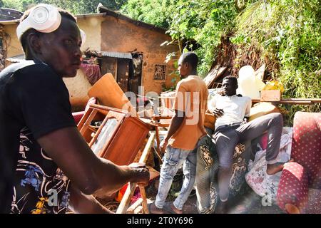 Yaounde, Camerun. 9 ottobre 2023. I sopravvissuti sono visti tra i loro beni nel sito delle frane a Yaounde, in Camerun, il 9 ottobre 2023. I soccorritori hanno estratto altri tre corpi più tardi lunedì dopo frane a Yaounde hanno sepolto case ed edifici domenica, portando il bilancio delle vittime del disastro a 30, hanno detto i funzionari. Crediti: Kepseu/Xinhua/Alamy Live News Foto Stock