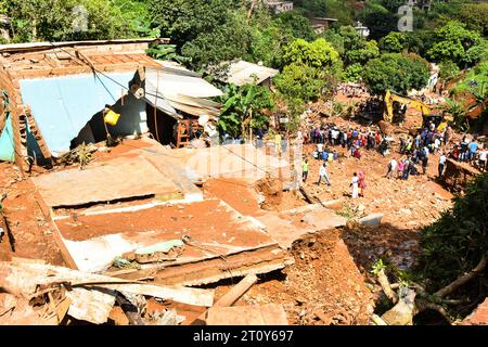 Yaounde. 9 ottobre 2023. La foto scattata il 9 ottobre 2023 mostra il sito delle frane a Yaounde, in Camerun. I soccorritori hanno estratto altri tre corpi più tardi lunedì dopo frane a Yaounde hanno sepolto case ed edifici domenica, portando il bilancio delle vittime del disastro a 30, hanno detto i funzionari. Crediti: Kepseu/Xinhua/Alamy Live News Foto Stock