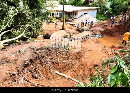 Yaounde. 9 ottobre 2023. La foto scattata il 9 ottobre 2023 mostra il sito delle frane a Yaounde, in Camerun. I soccorritori hanno estratto altri tre corpi più tardi lunedì dopo frane a Yaounde hanno sepolto case ed edifici domenica, portando il bilancio delle vittime del disastro a 30, hanno detto i funzionari. Crediti: Kepseu/Xinhua/Alamy Live News Foto Stock