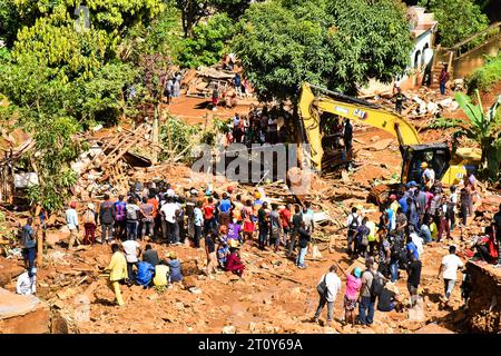 Yaounde. 9 ottobre 2023. La foto scattata il 9 ottobre 2023 mostra il sito delle frane a Yaounde, in Camerun. I soccorritori hanno estratto altri tre corpi più tardi lunedì dopo frane a Yaounde hanno sepolto case ed edifici domenica, portando il bilancio delle vittime del disastro a 30, hanno detto i funzionari. Crediti: Kepseu/Xinhua/Alamy Live News Foto Stock