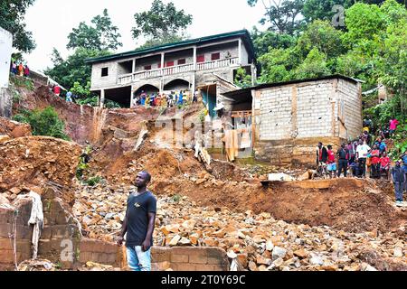 Yaounde, Camerun. 9 ottobre 2023. Un uomo si trova dove la sua casa è stata costruita nel sito di frane a Yaounde, Camerun, il 9 ottobre 2023. I soccorritori hanno estratto altri tre corpi più tardi lunedì dopo frane a Yaounde hanno sepolto case ed edifici domenica, portando il bilancio delle vittime del disastro a 30, hanno detto i funzionari. Crediti: Kepseu/Xinhua/Alamy Live News Foto Stock