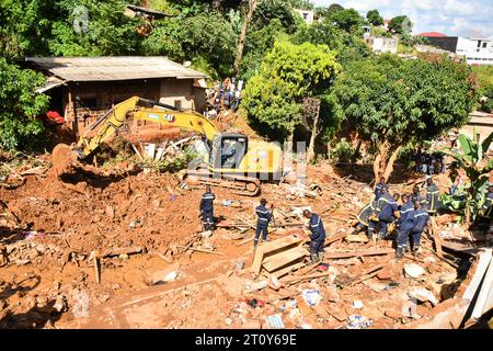 Yaounde, Camerun. 9 ottobre 2023. La gente cerca sopravvissuti nel sito delle frane a Yaounde, Camerun, il 9 ottobre 2023. I soccorritori hanno estratto altri tre corpi più tardi lunedì dopo frane a Yaounde hanno sepolto case ed edifici domenica, portando il bilancio delle vittime del disastro a 30, hanno detto i funzionari. Crediti: Kepseu/Xinhua/Alamy Live News Foto Stock